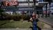 Venezuela Caracas Polizei bewacht Eingang zu Supermarkt Venezuela Caracas Polizei bewacht Eingang zu Supermarkt