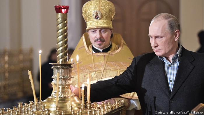 Priest with Vladimir Putin in St. Petersburg Putin (picture-alliance/dpa/A. Nikolsky)