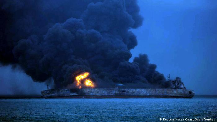 China Schiffskollision brennender Öltanker (Reuters/Korea Coast Guard/Yonhap)
