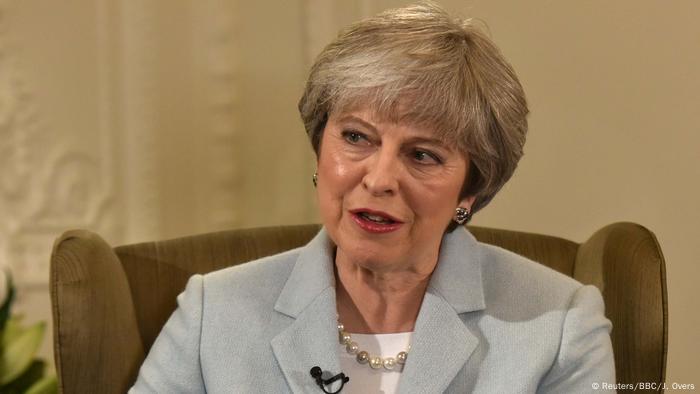 Al comenzar esta semana la actividad parlamentaria tras el receso navideño, la jefa del Gobierno de Gran Bretaña, Theresa May, dedicará dos días a retocar puestos ministeriales tras la dimisión el pasado diciembre de su número dos, Damian Green. Según los medios, May espera sustituir al presidente del Partido Conservador, Patrick McLoughlin, pero piensa conservar a Boris Johnson. (8.01.2017).