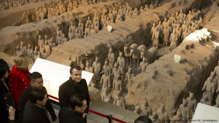 El presidente francés, Emmanuel Macron, comenzó este lunes su primera visita a China, que se prevé esté centrada en las relaciones comerciales entre ambos países y en cómo hacer frente a los conflictos mundiales y el cambio climático. Macron inició su estadía de tres días en China con una visita a la antigua capital de Xi'an, donde se espera que dé un discurso. (8.01.2018).