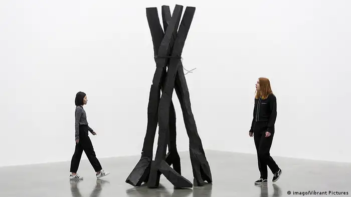 Zwei Frauen betrachten Georg Baselitzs Skulptur Zero Dome (imago/Vibrant Pictures)