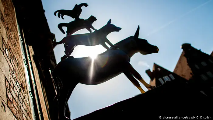 In Deutschland sind viele Märchen der Brüder Grimm beheimatet. Eine ihrer berühmtesten Geschichten erzählt von einem Esel, einem Hund, einer Katze und einem Hahn, die in Bremen Stadtmusikanten werden wollen. Sie kommen nie an, aber ihre Statue steht trotzdem seit 1953 neben dem Bremer Rathaus. Das Märchen selbst ist viel älter: 2019 feiert es 200-jähriges Jubiläum.