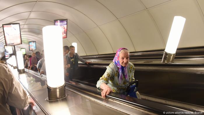  El récord mundial de profundidad lo tiene la estación Arsenalna, en Kiev (Ucrania): está 105,5 metros bajo tierra. En la foto, la escalera mecánica de una estación de metro en San Petersburgo.