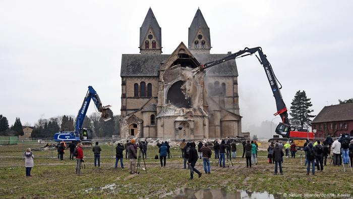 demolition of the church of Saint Lambert in Immerat