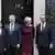 Die britische Premierministerin Theresa May posiert mit Brandon Lewis und James Cleverly und anderen Mitgliedern ihrer Teams außerhalb der Downing Street 10 in London