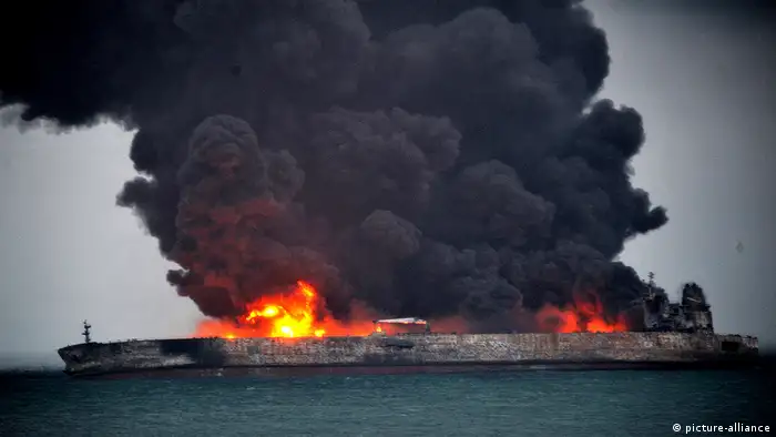 China, der in Panama registrierte Öltanker brennt