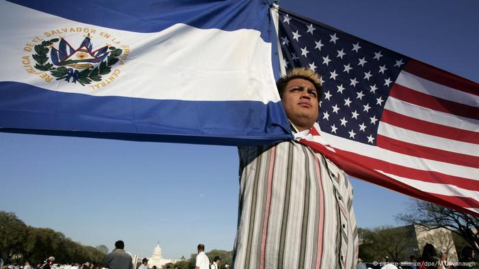 Foto de una persona con las banderas de El Salvador y EE.UU.