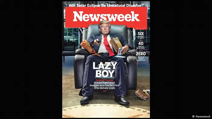 Das Nachrichtenmagazin Newsweek zeigte Trump im Spätsommer, wie man ihn sich wohl auch nach der Lektüre des aktuellen Buchs Fire and Fury vorstellen muss: als Junkfood futternden, gelangweilten Fernsehjunkie. 40 Tage im Golfklub, aber kein einziges wichtiges Gesetz, resümierte Newsweek das erste Halbjahr: Stellen Sie sich vor, wie er sich erst fühlen müsste, wenn er mal arbeiten würde.