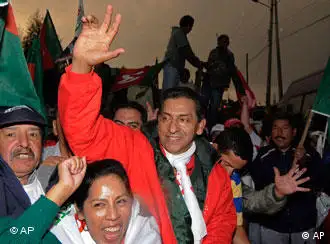 厄瓜多尔周日举行总统选举（图片正中为参选的现任总统科雷亚）
