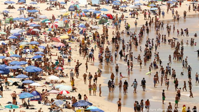 Австралійці перечікують аномальну спеку на пляжах