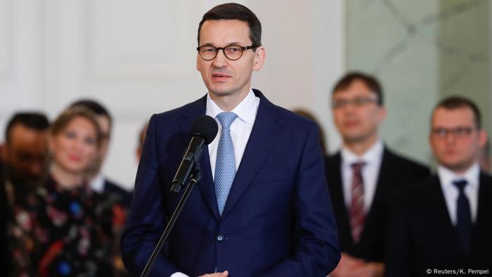 Morawiecki ya relevó en el cargo a Beata Szydlo por decisión de su partido, la fuerza nacionalista y conservadora Ley y Justicia (PiS), y los cambios de ministros también coinciden con la decisión de la Comisión Europea de activar el Artículo 7 del Tratado de la UE como respuesta a las polémicas reformas del sistema judicial aprobadas por Varsovia. (9.01.2018).