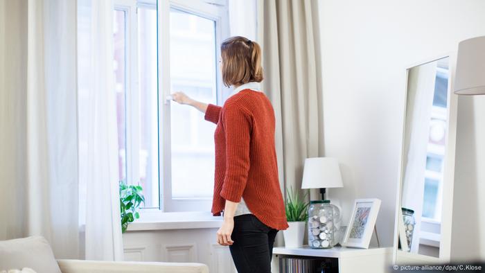 Wohnung lueften Fenster öffnen (picture-alliance/dpa/C.Klose)