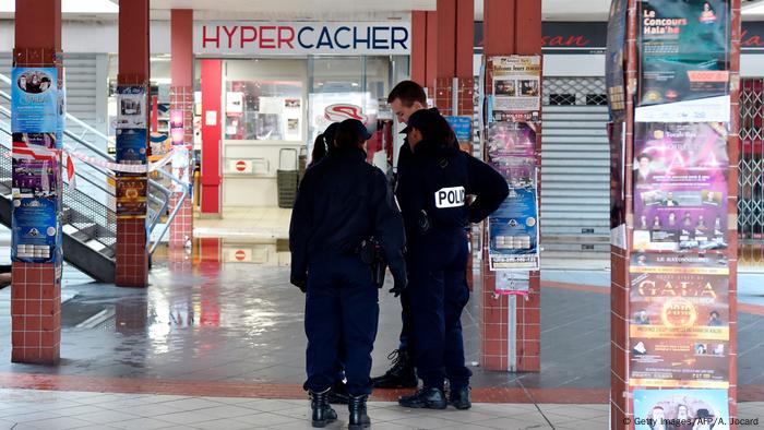 En 2018, justo en el tercer aniversario del ataque contra Charlie Hebdo, fue incendiado un supermercado para comida kosher en el centro comercial de Créteil. 