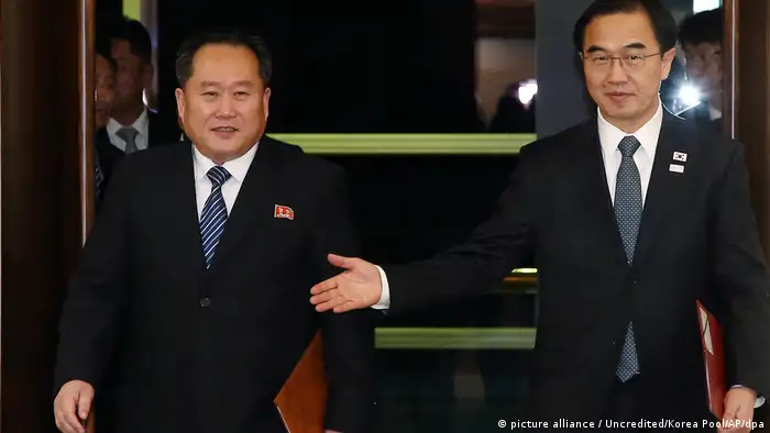 Gespräche zwischen Nord- und Südkorea Cho Myoung Gyon (r) und sein nordkoreanischer Amtskollege Ri Son Gwon