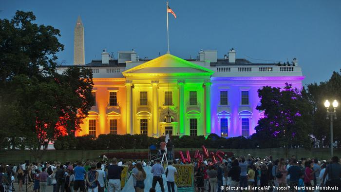 USA Weiße Haus illuminiert in Regenbogenfarben in Washington (picture-alliance/AP Photo/P. Martinez Monsivais)