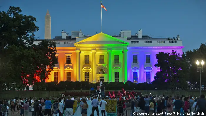 White House is illuminated in colors of the LGBTQIA+ flag in Washington (picture-alliance/AP Photo/P. Martinez Monsivais)