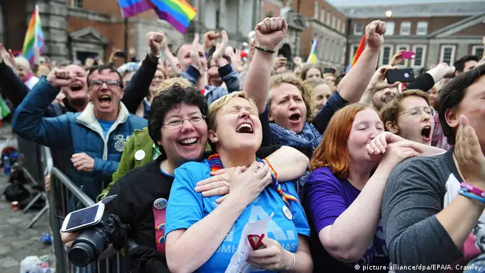 População comemora aprovação legal de casamento gay em referendo em Dublin