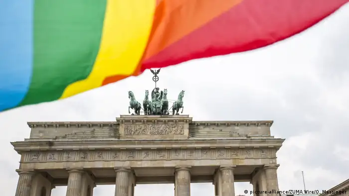 LGBTQIA+ flag in front of the Brandenburg Gate in Berlin (picture-alliance/ZUMA Wire/O. Messinger)