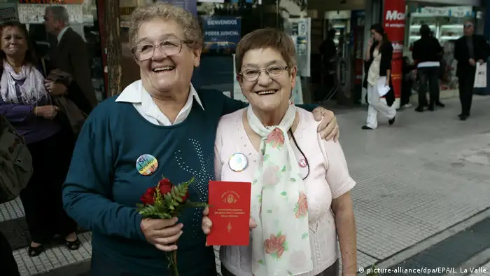 Norma Castillo (e.) e Ramona Arevalo (d.), as duas com 67 anos, mostram certificado de casamento após seu casamento civil em Buenos Aires, em 2010