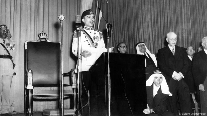 König Hussein spricht zu Wiedereröffnung des jordanischen Parlaments