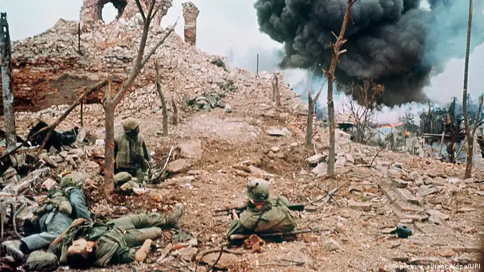 Vietnam 50 Jahre Tet-Offensive BG | Amerikanische Soldaten im Februar 1968 in der Zitadelle der südvietnamesischen Stadt Hue (picture-alliance/dpa/UPI)