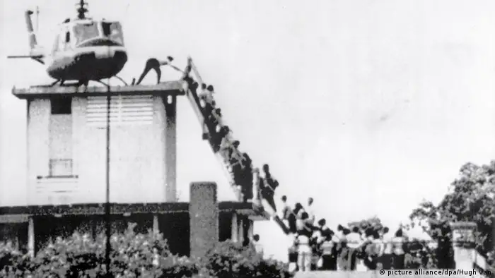Vietnam 50 Jahre Tet-Offensive BG | Evakuierung während dem Fall von Saigon (picture alliance/dpa/Hugh Van)