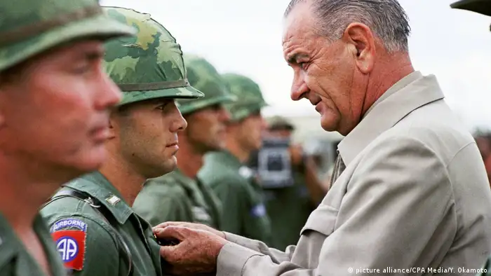Vietnam 50 Jahre Tet-Offensive BG | Präsident Johnson verleiht das Distinguished Service Cross (picture alliance/CPA Media/Y. Okamoto)