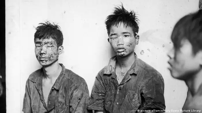 Vietnam 50 Jahre Tet-Offensive BG | Gefangene Vietkong (picture-alliance/Mary Evans Picture Library)