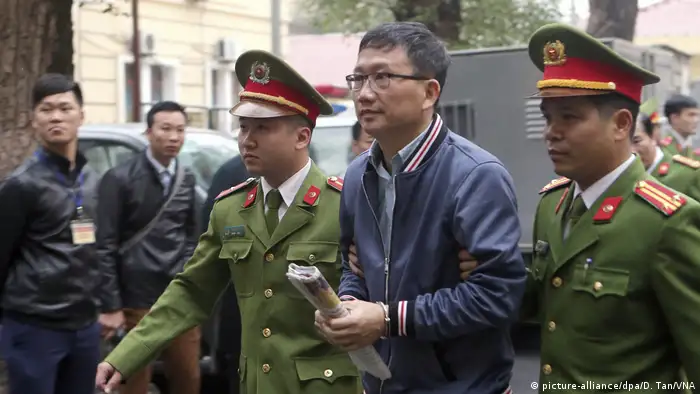 Trinh Xuan Thanh being taken to a court in Hanoi