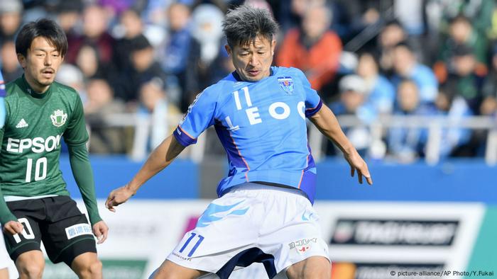 World S Oldest Footballer Kazuyoshi Miura Signs On For 35th Season Sports German Football And Major International Sports News Dw 11 01 2020