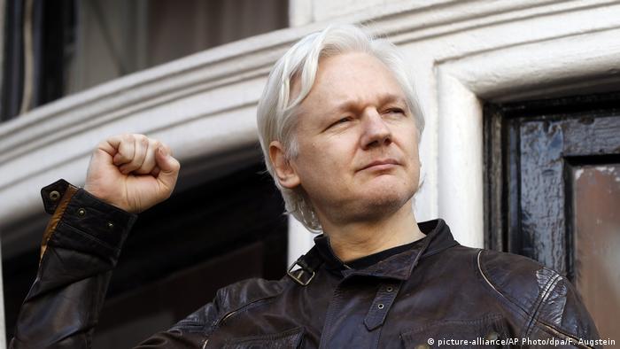 UK Julian Assange auf dem Balkon der Botschaft von Ecuador in London