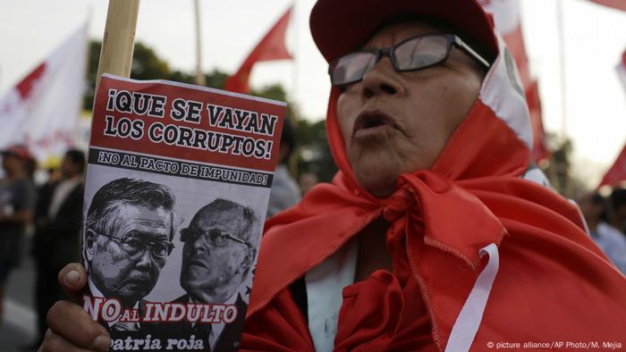 Peru Lima Protest gegen Begnadigung Alberto Fujimori (picture alliance/AP Photo/M. Mejia)