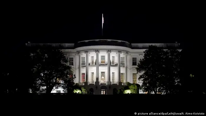 USA - Weiße Haus in Washington bei Nacht