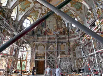 Arbeiter rüsten den Kaisersaal der Residenz in Würzburg mit Baugerüsten ein (Foto: dpa)