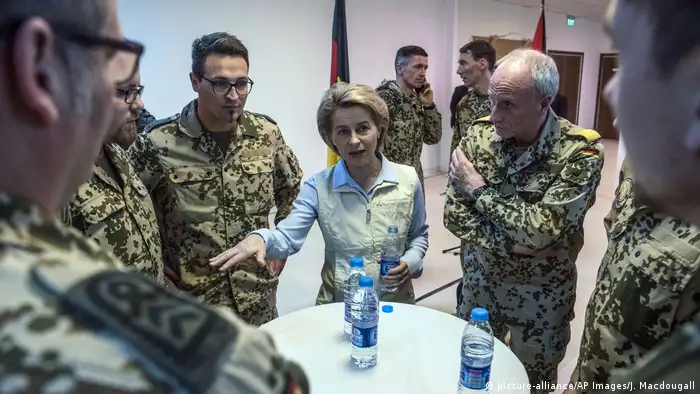 Jordanien Verteidigungsministerin Ursula von der Leyen besucht Bundeswehr (picture-alliance/AP Images/J. Macdougall)
