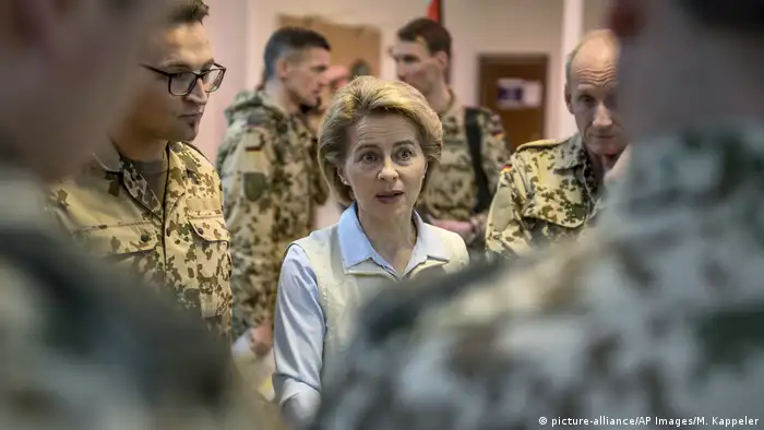 Jordanien Verteidigungsministerin Ursula von der Leyen besucht Bundeswehr (picture-alliance/AP Images/M. Kappeler)