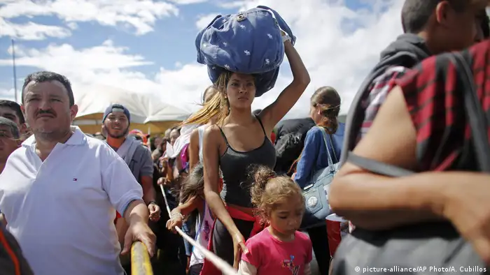 Venezuela | Wartende Venezulaner an der Grenze zu Kolumbien (picture-alliance/AP Photo/A. Cubillos)