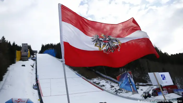 An Austrian flag flies in front of a ski jump (picture-alliance/dpa/E. Scheriau)