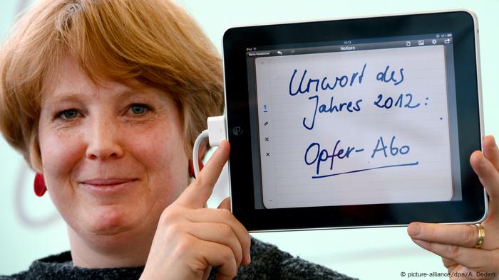 Jury-Mitglied Nina Janich hält einen Tablet-PC hoch, auf dem Unwort des Jahres 2012: Opfer-Abo steht (picture-alliance/dpa/A. Dedert)