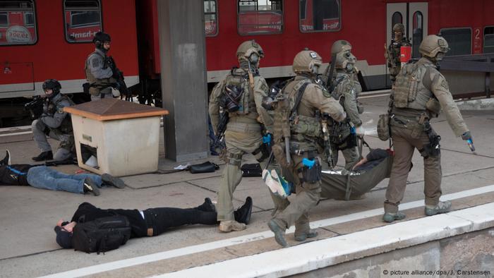 Deutschland Übung der Bundespolizei für Terroranschlag (picture alliance/dpa/J. Carstensen)