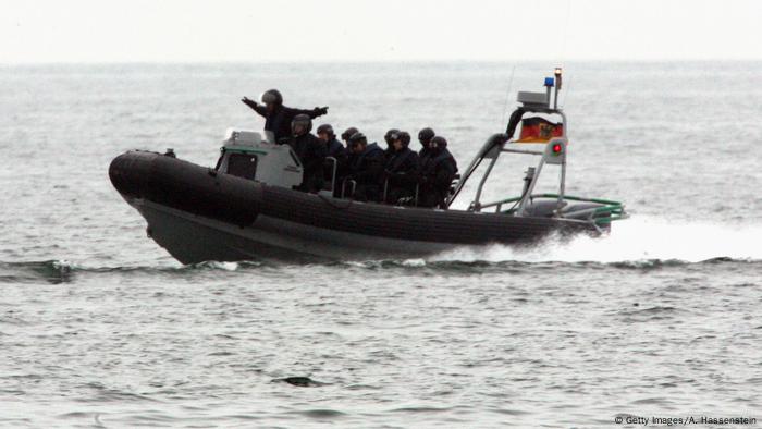 G8-Gipfel in Heiligendamm 2007 | GSG9 Patrouille (Getty Images/A. Hassenstein)