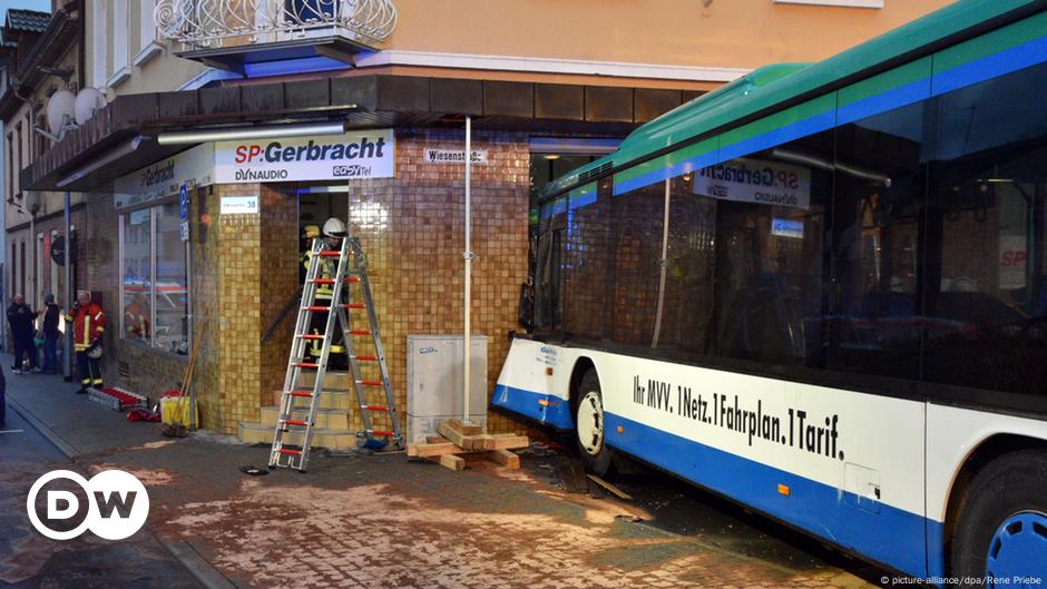 School Bus Crashes Into A Store In Germany – DW – 01/16/2018