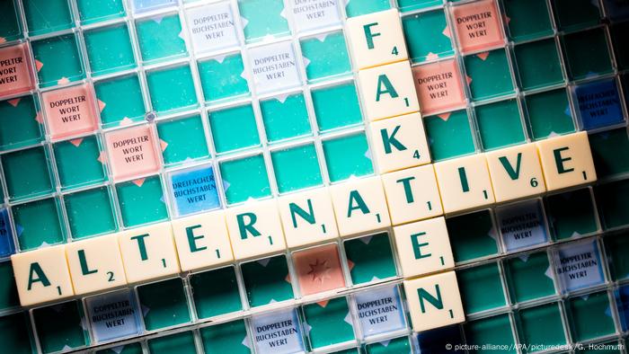 Unwort des Jahres 2017 Alternative Fakten mit Scrabble-Steinen gelegt (picture-alliance/APA/picturedesk/G. Hochmuth)