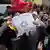 Deutschland Demonstranten verbrennen Fahne mit Davidstern in Berlin