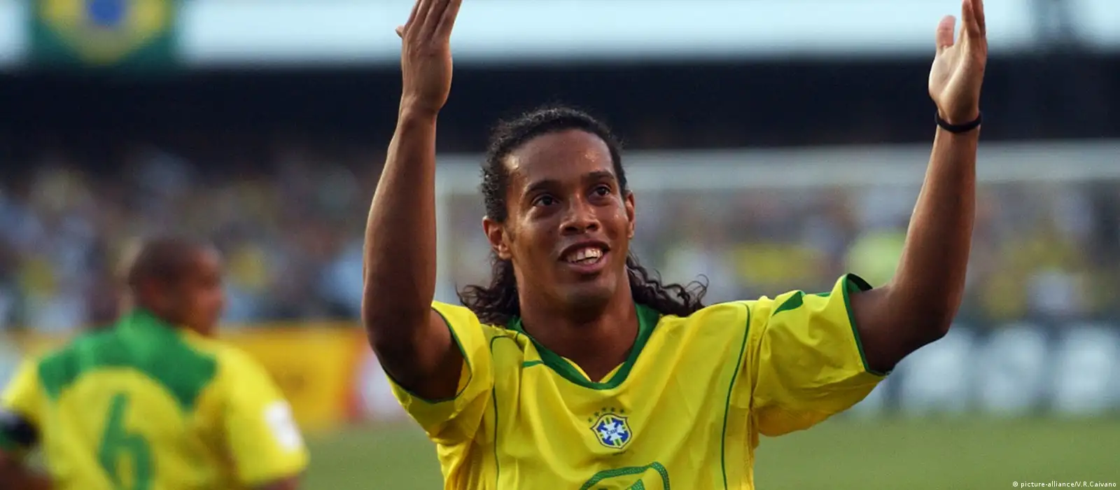 Ronaldinho retires from football – DW – 01/17/2018