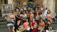 Kuba - Moderatorin Sarah Willis inmitten von kubanischen Hornisten und Hornistinnen in Havanna