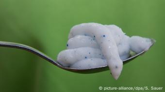 Pile of toothpaste on a spoon (picture-alliance/dpa/S. Sauer)