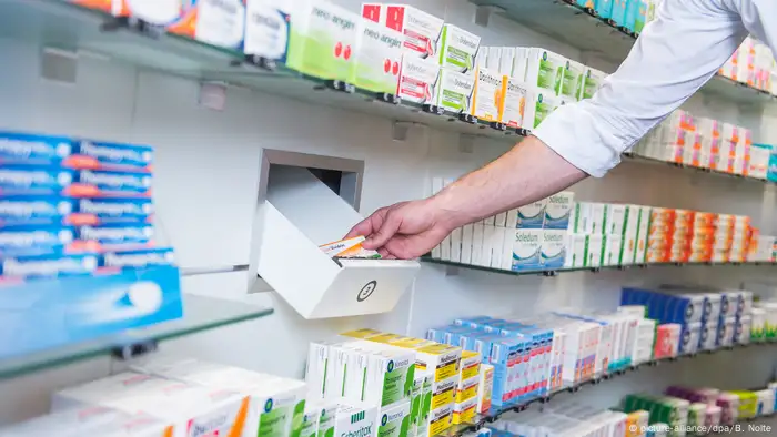 Deutschland - Apotheke mit Kommissionierautomaten (picture-alliance/dpa/B. Nolte)