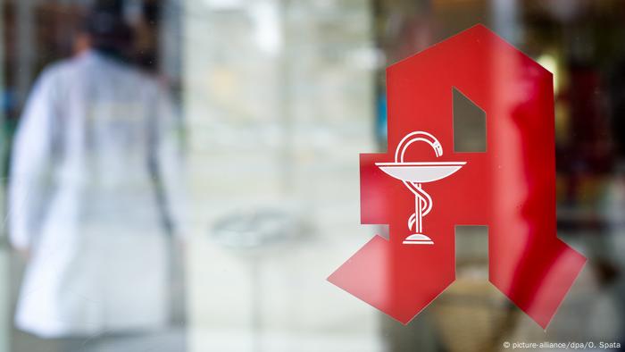 Apotheke in Deutschland - Engpässe bei Medikamenten bedeuten für Apotheker*innen viel Extraarbeit